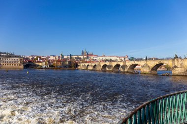 Çek Cumhuriyeti 'nin güneşli bir gününde Vltava Nehri üzerindeki Gotik Şatosu ile Sonbahar Renkli Prag Küçük Kasabası