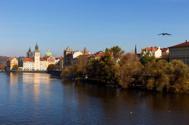 Çek Cumhuriyeti Vltava Nehri üzerindeki renkli Prag Eski Kasabası