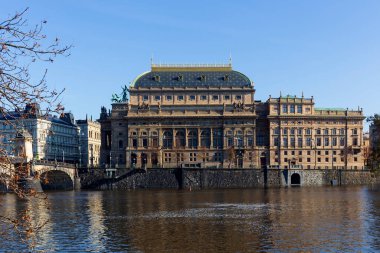 Güneşli bir günde Ulusal Tiyatrosu olan Autumn Prag Eski Kasabası, Çek Cumhuriyeti