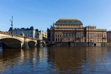 Güneşli bir günde Ulusal Tiyatrosu olan Autumn Prag Eski Kasabası, Çek Cumhuriyeti
