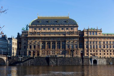 Güneşli bir günde Ulusal Tiyatrosu olan Autumn Prag Eski Kasabası, Çek Cumhuriyeti