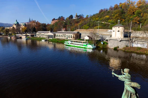 Hösten Färgglada Prag Mindre Stad Med Gotisk Slott Ovanför Floden — Stockfoto