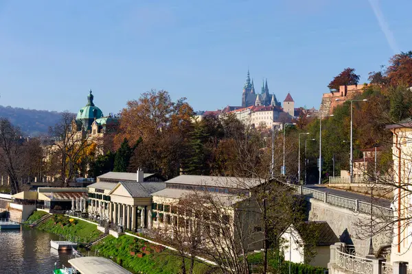 Outono Colorido Praga Menor Cidade Com Castelo Gótico Acima Rio — Fotografia de Stock