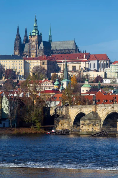 Outono Colorido Praga Menor Cidade Com Castelo Gótico Acima Rio — Fotografia de Stock