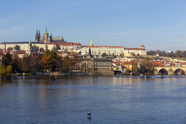 Otoño Colorido Praga Ciudad Menor Con Castillo Gótico Sobre Río —  Fotos de Stock