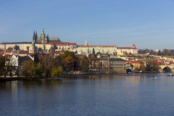 Herbstfarbenfrohe Prager Kleinseite Mit Gotischer Burg Über Der Moldau Sonnigen — Stockfoto