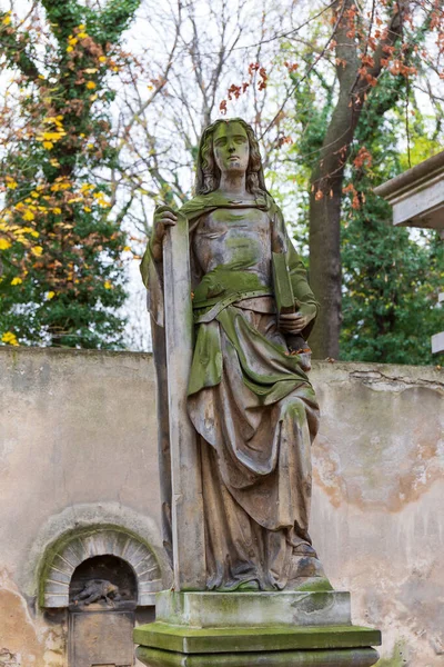 Çek Cumhuriyeti 'ndeki eski Prag Mezarlığı' nın Sonbahar Gizemi Üzerine Tarihi Heykel