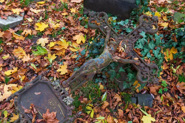 Статуя Осеннем Загадочном Старинном Кладбище Чехия — стоковое фото