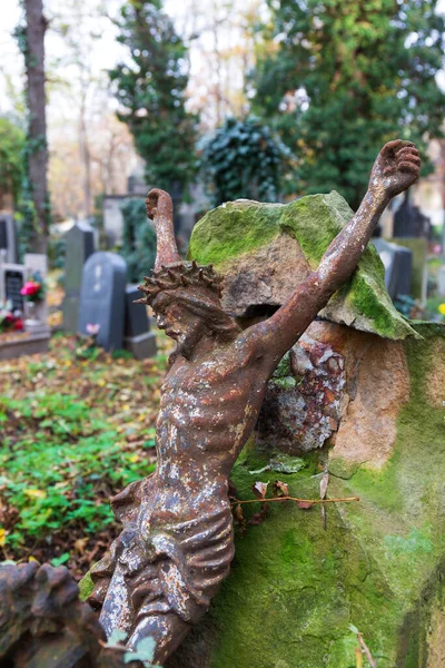秋の神秘に関する歴史的彫像旧チェコ共和国プラハ墓地 — ストック写真