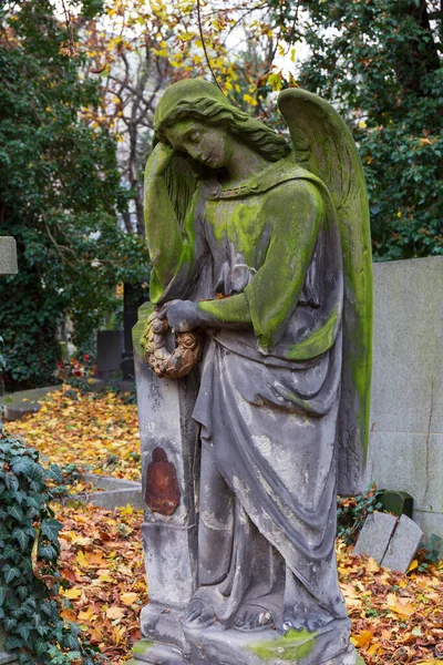 捷克共和国布拉格古老的秋天神秘坟场的历史雕像 — 图库照片
