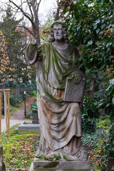 Estatua Histórica Sobre Misterio Otoño Antiguo Cementerio Praga República Checa — Foto de Stock