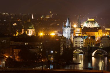 Çek Cumhuriyeti 'nde Noel Zamanı Katedralleri, Kuleleri ve Köprüleriyle Gece Prag Şehri