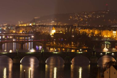 Çek Cumhuriyeti 'nde Noel Zamanı Katedralleri, Kuleleri ve Köprüleriyle Gece Prag Şehri
