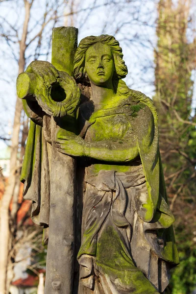 謎の冬の古いプラハ墓地の歴史的彫像 チェコ共和国 — ストック写真