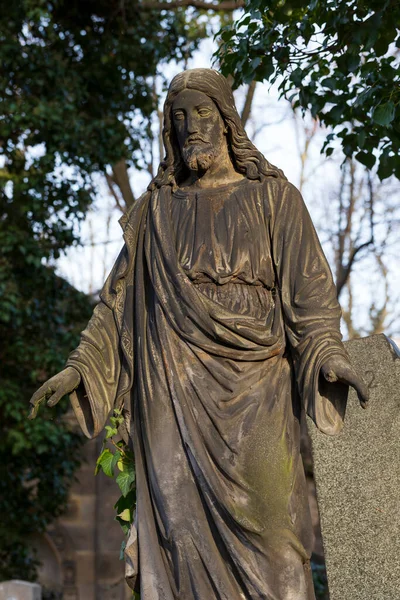 神秘的な冬の歴史的イエス 旧プラハ墓地 — ストック写真