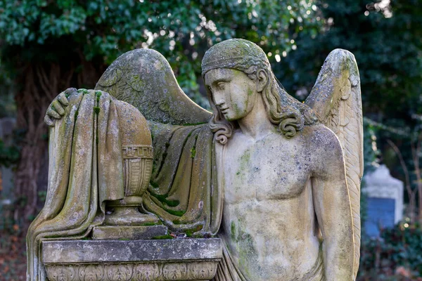 Исторический Ангел Загадочного Зимнего Старого Кладбища Чехии — стоковое фото
