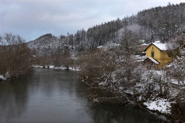 Çek Cumhuriyeti, Sazava nehri ile Bohemya 'nın merkezindeki Karlı Manzara