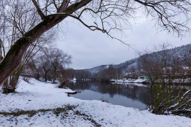 Çek Cumhuriyeti, Sazava nehri ile Bohemya 'nın merkezindeki Karlı Manzara