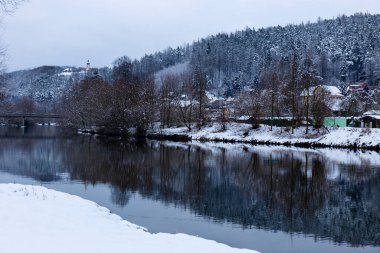 Çek Cumhuriyeti, Sazava nehri ile Bohemya 'nın merkezindeki Karlı Manzara