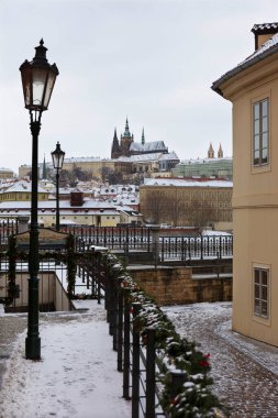 Çek Cumhuriyeti Vltava Nehri üzerinde Prag Kalesi bulunan Karlı Prag Küçük Kasabası