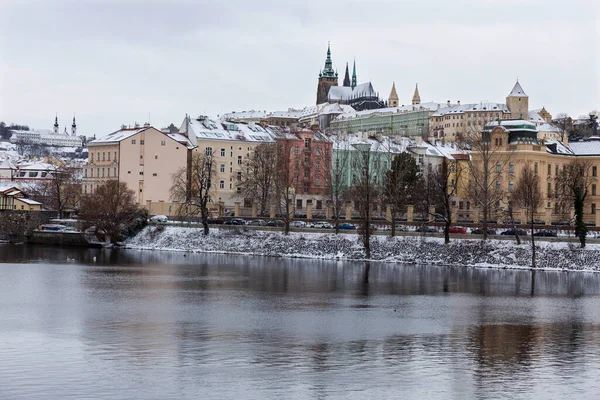 Ciudad Pequeña Nevada Praga Con Castillo Praga Sobre Río Moldava —  Fotos de Stock