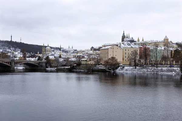 Снігова Прага Мале Місто Празьким Замком Над Річкою Влтава Чехія — стокове фото