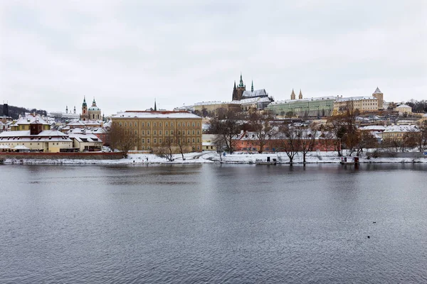 Ciudad Pequeña Nevada Praga Con Castillo Praga Sobre Río Moldava —  Fotos de Stock