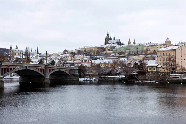 Ciudad Pequeña Nevada Praga Con Castillo Praga Sobre Río Moldava —  Fotos de Stock