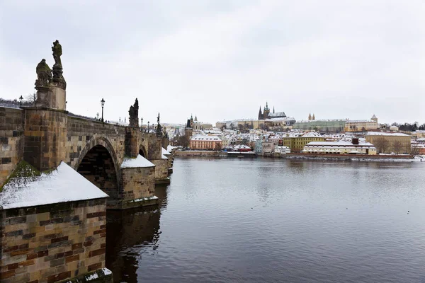 Ciudad Pequeña Nevada Praga Con Castillo Praga Sobre Río Moldava —  Fotos de Stock