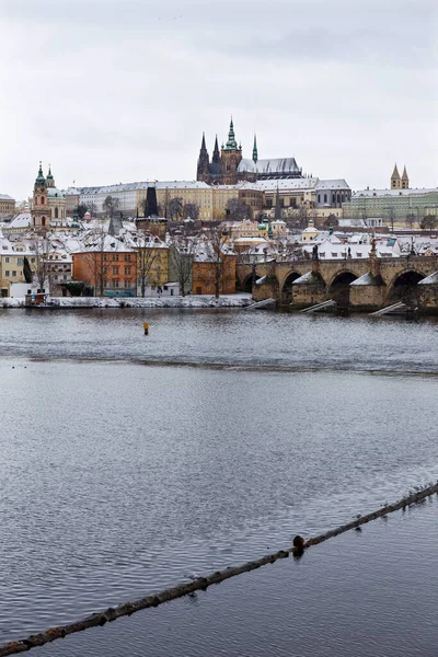 Ciudad Pequeña Nevada Praga Con Castillo Praga Sobre Río Moldava —  Fotos de Stock