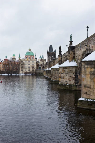 Romantisch Besneeuwde Oude Binnenstad Van Praag Met Karelsbrug Tsjechië — Stockfoto