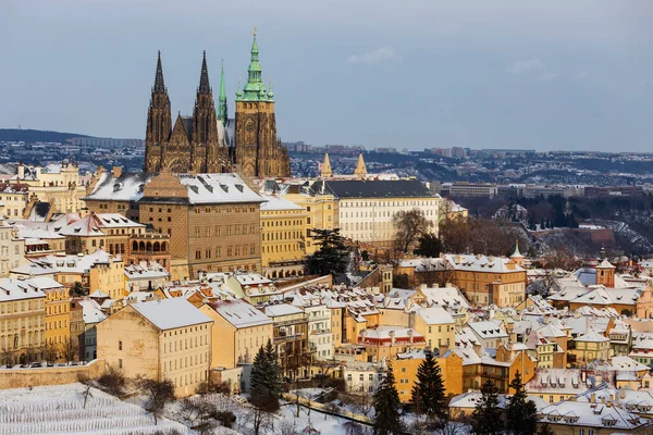 Snowy Praag Stad Met Gotische Kasteel Van Hill Petrin Zonnige — Stockfoto