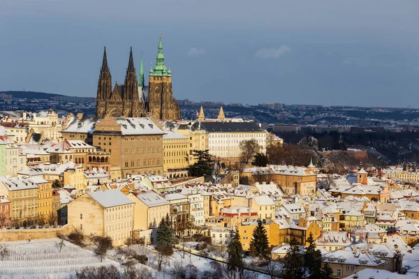 Cidade Praga Nevada Com Castelo Gótico Hill Petrin Dia Ensolarado — Fotografia de Stock