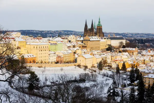 Snowy Praag Stad Met Gotische Kasteel Van Hill Petrin Zonnige — Stockfoto