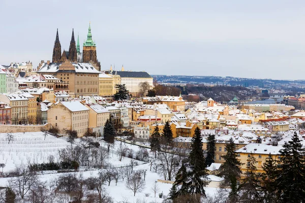 Città Praga Innevata Con Castello Gotico Hill Petrin Nella Giornata — Foto Stock