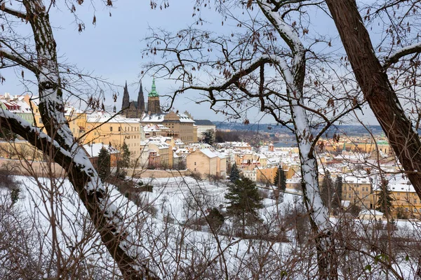 Boże Narodzenie Zaśnieżone Miasto Praga Gotyckim Zamkiem Wzgórza Petrin Słoneczny — Zdjęcie stockowe