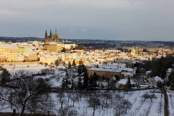Jul Snöig Prag City Med Gotisk Slott Från Hill Petrin — Stockfoto