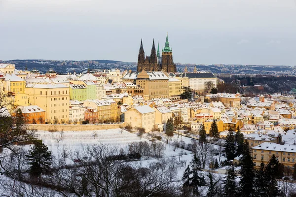 Boże Narodzenie Zaśnieżone Miasto Praga Gotyckim Zamkiem Wzgórza Petrin Słoneczny — Zdjęcie stockowe