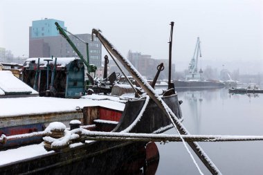 Vltava Nehri üzerindeki karlı kış limanı, Holesovice, Çek Cumhuriyeti 'nin en havalı Prag Bölgesi