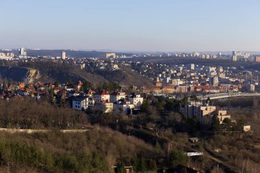 Çek Cumhuriyeti 'nin güneşli bir gününde Prag' ın Hill Devin şehrinden