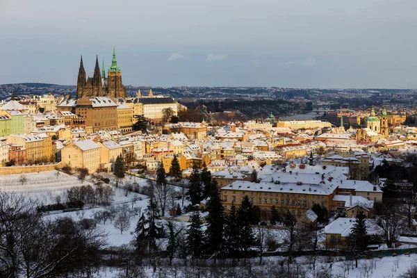 Snowy Prague City Gotyckim Zamkiem Wzgórza Petrin Słoneczny Dzień Republika — Zdjęcie stockowe