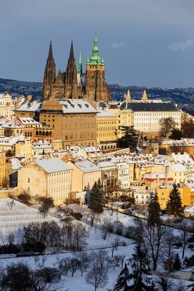 Snowy Prague City Gotyckim Zamkiem Wzgórza Petrin Słoneczny Dzień Republika — Zdjęcie stockowe