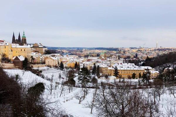 Snöig Prag Stad Med Gotisk Slott Från Hill Petrin Soliga — Stockfoto