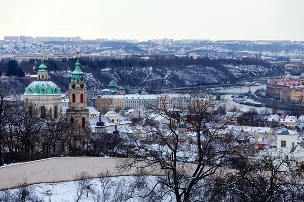 チェコ共和国のヒルペトリンからの雪のプラハ市 — ストック写真