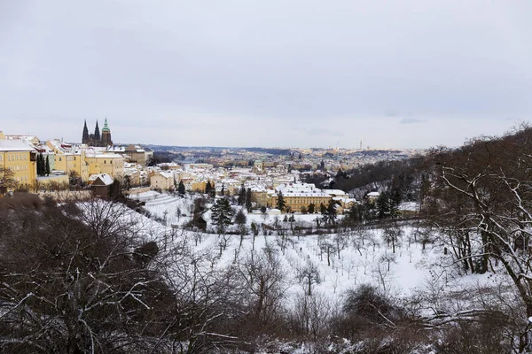 Snowy Prague City Gotickým Hradem Petřína Slunečného Dne Česká Republika — Stock fotografie