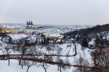 Çek Cumhuriyeti 'nin Petrin Tepesi' nden Gotik Kalesi olan Karlı Prag Şehri