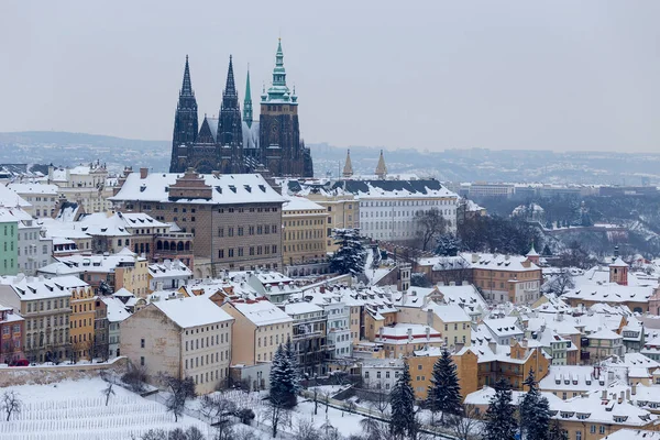 Snowy Prague City Gotyckim Zamkiem Wzgórza Petrin Republika Czeska — Zdjęcie stockowe