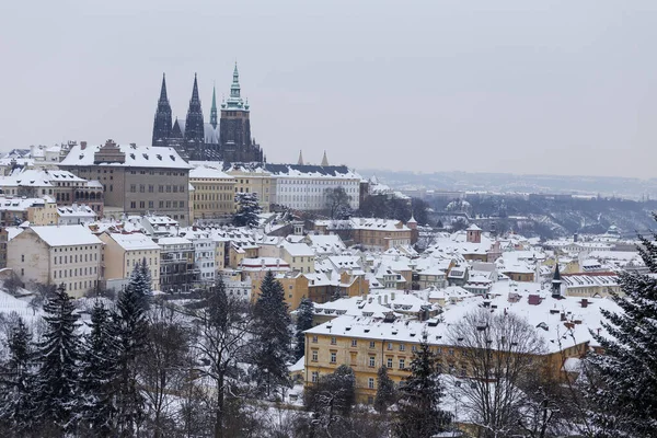 Snowy Prague City Gotyckim Zamkiem Wzgórza Petrin Republika Czeska — Zdjęcie stockowe