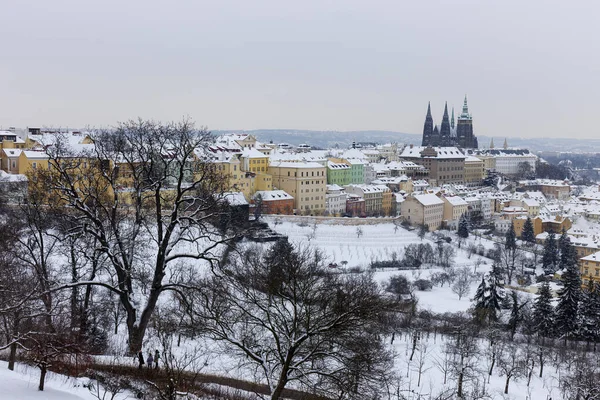 Snowy Prague City Gotickým Hradem Petřína Česká Republika — Stock fotografie