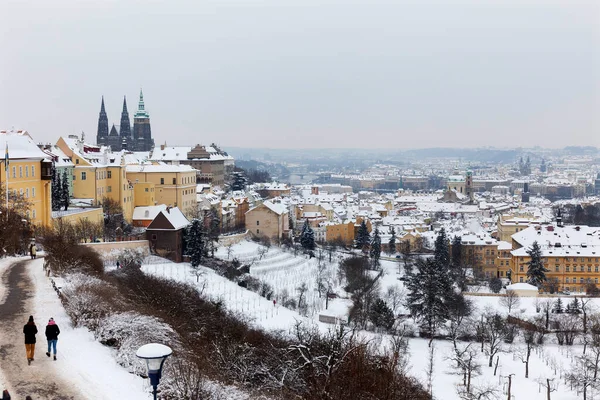 Snowy Prague City Gotickým Hradem Petřína Česká Republika — Stock fotografie